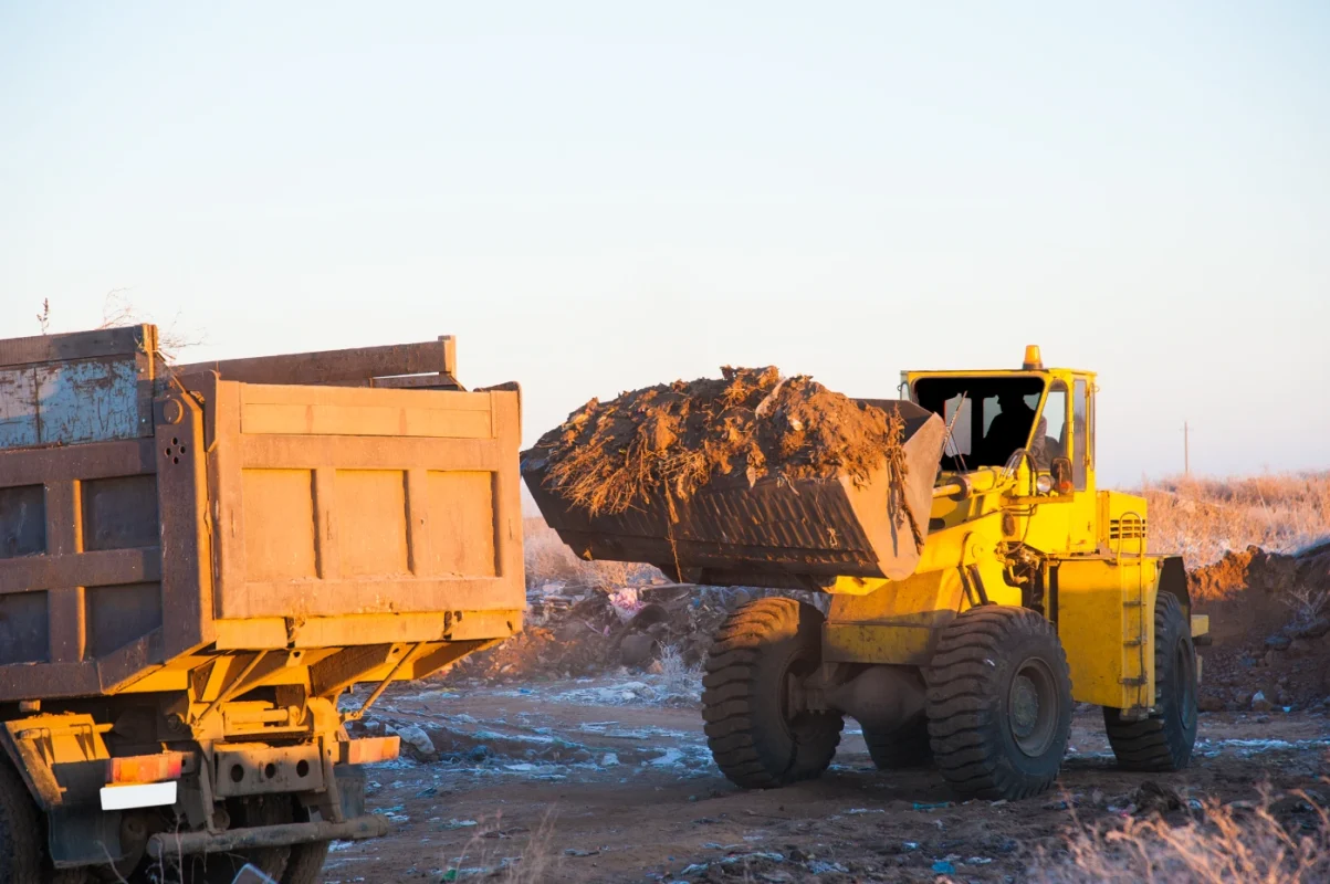 Hydraulic excavator for rent in Dubai — Noor Al Yamama
