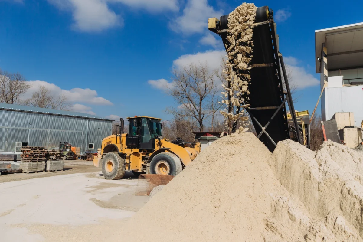 Sand supplier in Dubai — red, white and filling sand, Noor Al Yamama