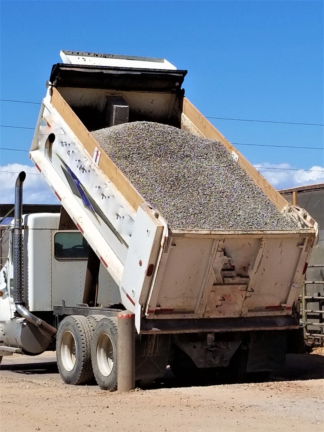 Aggregate transport by tipper trailer in Dubai